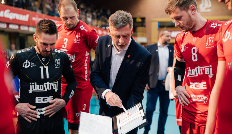 Tým mládne, ustupovat z medailových pozic ale nechceme, říká trenér Dvořák