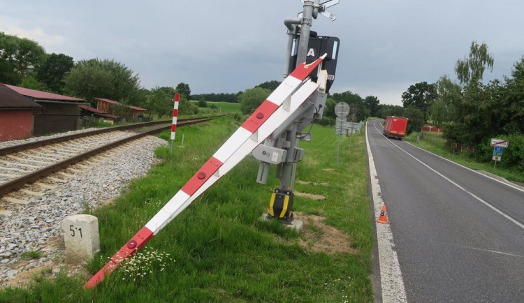 Řidič kamionu prorazil závoru na železničním přejezdu