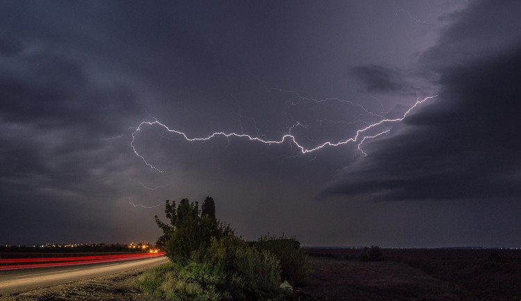 Na jih Čech míří bouřky. Objevit se mohou i kroupy, varují meteorologové