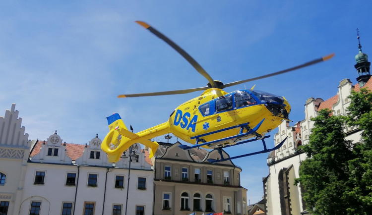 VIDEO: Vrtulník přistál v centru Tábora u sochy Žižky. Záchranáři pomáhali ženě, která zkolabovala