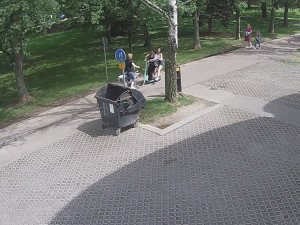 VIDEO: Dvě dívky se na elektrické koloběžce střetly s cyklistkou. Nehodu natočila kamera