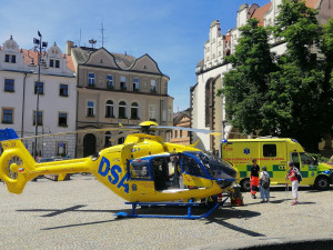 VIDEO: Vrtulník přistál v centru Tábora u sochy Žižky. Záchranáři pomáhali ženě, která zkolabovala
