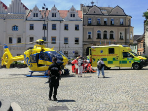 VIDEO: Vrtulník přistál v centru Tábora u sochy Žižky. Záchranáři pomáhali ženě, která zkolabovala