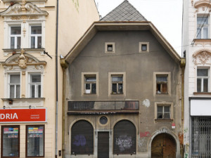 Dům v centru Budějovic obsadili bezdomovci. Město tam umístí mříže