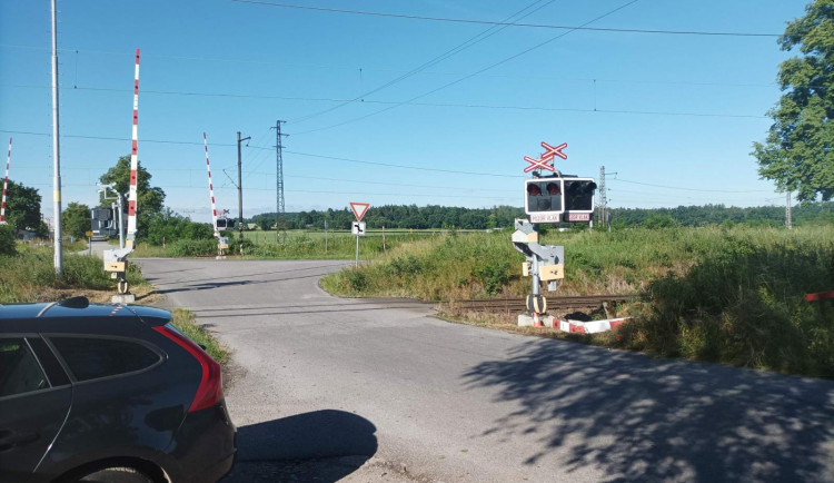 Žena vjela na přejezd, když padaly závody. Poté je prorazila