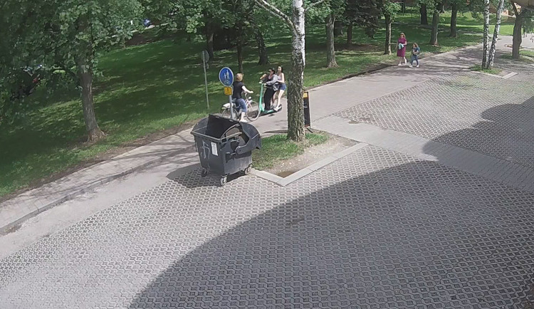VIDEO: Dvě dívky se na elektrické koloběžce střetly s cyklistkou. Nehodu natočila kamera
