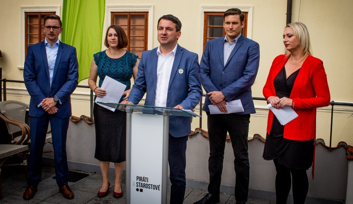 Viktor Vojtko (uprostřed) je poslancem a radním města České Budějovice.