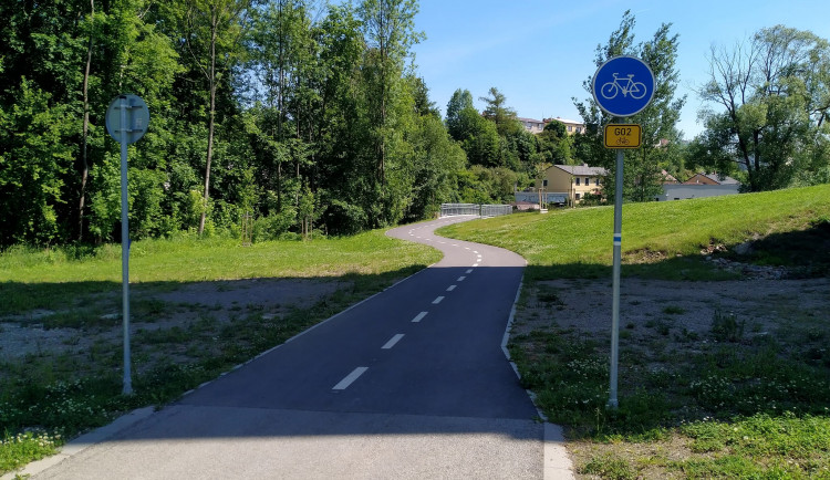 Cyklisté mohou, ale chodci ne? Pěším pokuty nehrozí, říká město ohledně značení cyklostezky pod Brněnským mostem
