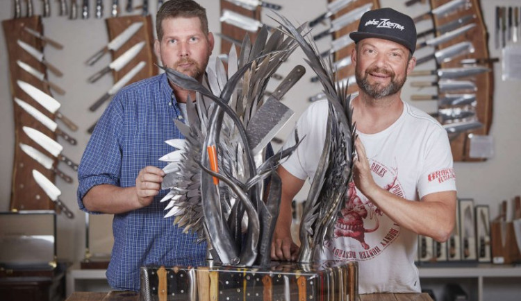 Kovář spojil tisícovku nožů. Umělecké dílo pomůže dětem z Brna