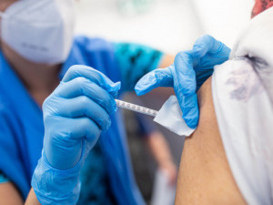 SÚKL: Pravděpodobnou souvislost s očkováním proti covidu má jedno úmrtí