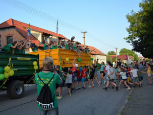 Dýmovnice a traktor. Třebětice stylově oslavili rekord a postup do 1. A třídy