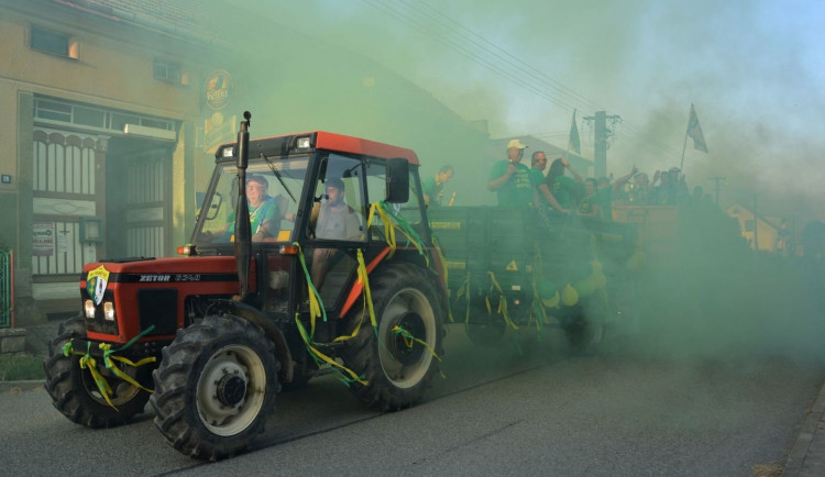 Dýmovnice a traktor. Třebětice stylově oslavili rekord a postup do 1. A třídy