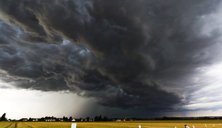 Bouřky zasáhnou jižní Čechy, varují meteorologové. Před cestou se informujte, vzkázala Správa železnic