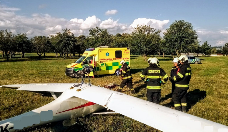 Na budějckém letišti spadl větroň. Pilota převezli ve velmi vážném stavu do nemocnice
