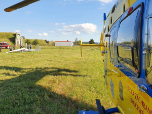 Na budějckém letišti spadl větroň. Pilota převezli ve velmi vážném stavu do nemocnice