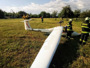 Na budějckém letišti spadl větroň. Pilota převezli ve velmi vážném stavu do nemocnice