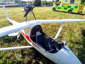 Na budějckém letišti spadl větroň. Pilota převezli ve velmi vážném stavu do nemocnice