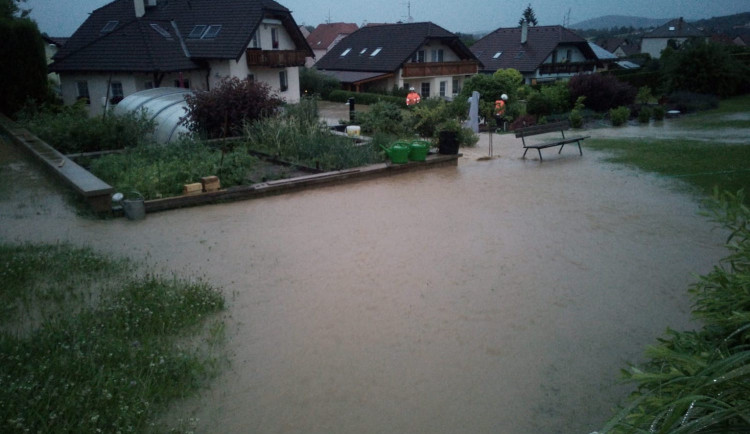 Hasiči odklízeli popadané stromy a čerpali vodu. Bouřky hrozí i dnes