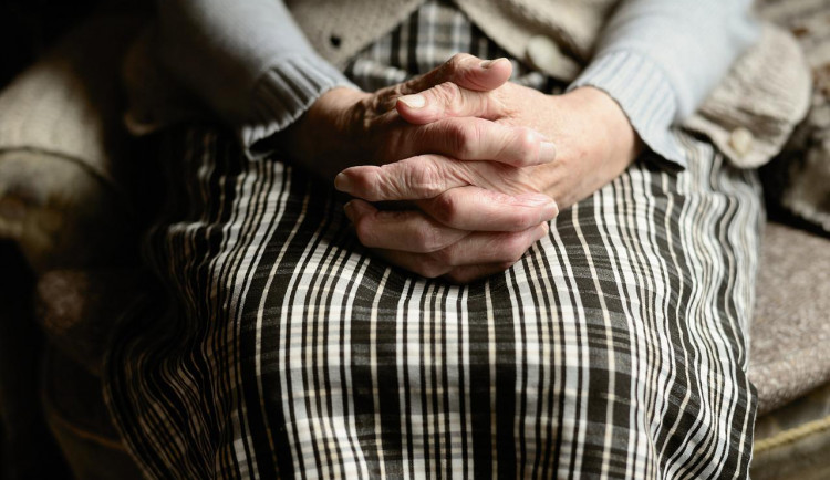 Zchřadlá seniorka v Brně spadla a ležela zakrvácená v bytě