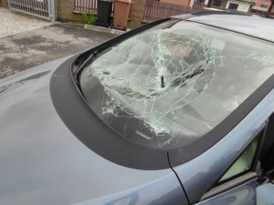 Zdrogovaná žena ujížděla policii. S autem vjela do míst, kde si běžné hrají děti