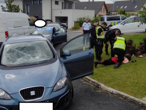 Zdrogovaná žena ujížděla policii. S autem vjela do míst, kde si běžné hrají děti