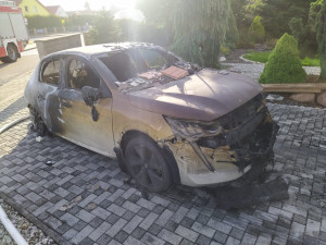 Hasiči zasahovali u požáru elektromobilu. Šlo o první případ v kraji