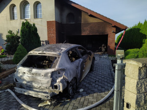 Hasiči zasahovali u požáru elektromobilu. Šlo o první případ v kraji