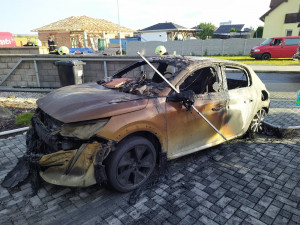Nabíjené elektroauto začalo hořet v garáži. Jde o první případ na jihu Čech