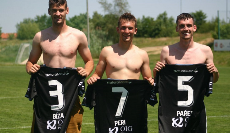 Po posledním zápase skončili v B týmu obránci Václav Bízek s Lukášem Perinou a kapitán Jakub Pařízek (na fotce zleva).