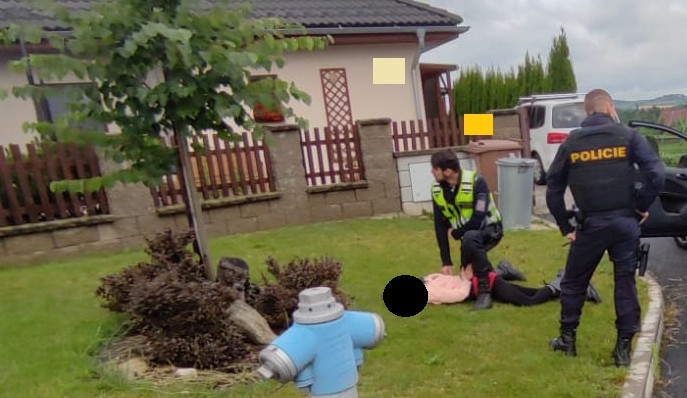 Zdrogovaná žena ujížděla policii. S autem vjela do míst, kde si běžné hrají děti