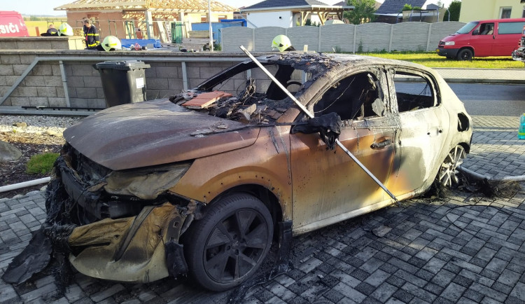 Hasiči zasahovali u požáru elektromobilu. Šlo o první případ v kraji