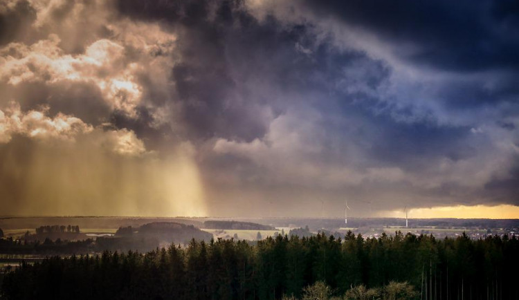 Závěr školního roku doprovodí horko a bouřky, na víkend se ochladí