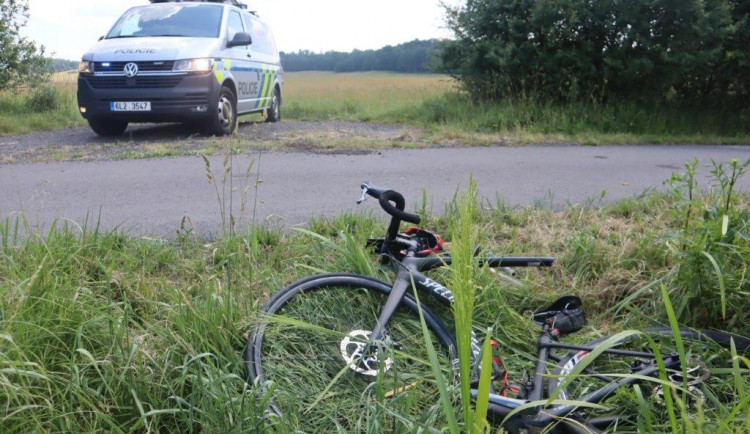 Cyklista se na Českolipsku střetl s traktorem, zachránila jej přilba. Kolo se silným nárazem rozlomilo