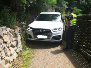 Řidič vjel na stezku pro cyklisty a chodce, kde se zasekl