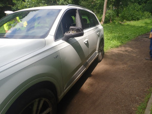 Řidič vjel na stezku pro cyklisty a chodce, kde se zasekl