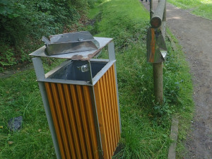 Řidič vjel na stezku pro cyklisty a chodce, kde se zasekl