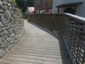 Řidič vjel na stezku pro cyklisty a chodce, kde se zasekl