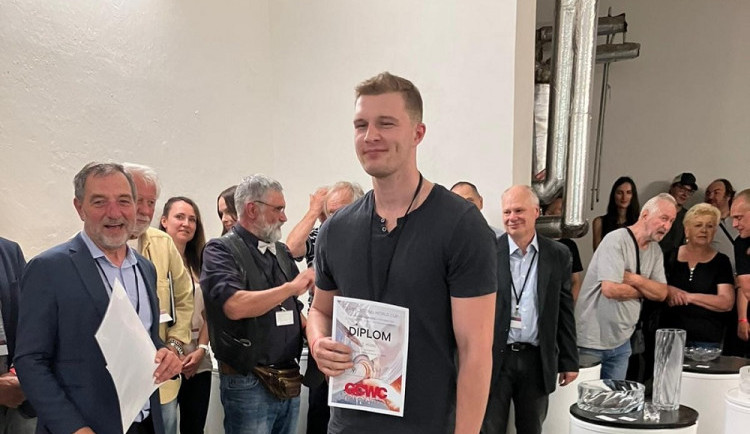 Jihočeský sklář vyhrál mistrovství. Vyrobil vázu připomínající svaly