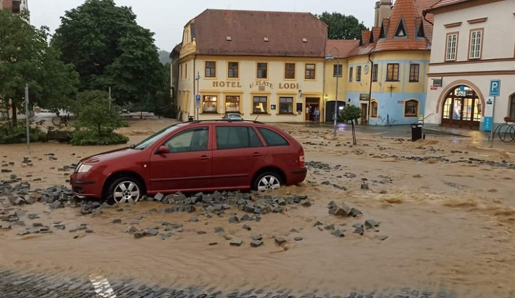 V Týně nad Vltavou voda poničila povcrh v centru města. Foto: Antonín Barnas
