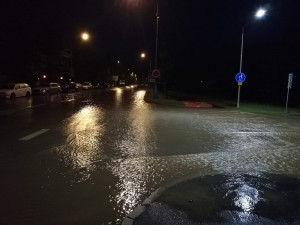 Krumlov zasáhla v noci blesková povodeň, vylila se řeka Polečnice