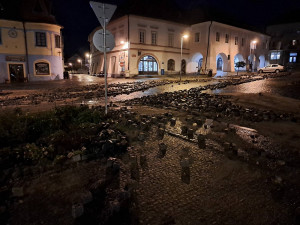 Centrem Týna nad Vltavou se prohnala velká voda. Foto: David Slepička