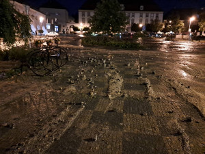 Centrem Týna nad Vltavou se prohnala velká voda. Foto: David Slepička