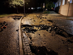 Centrem Týna nad Vltavou se prohnala velká voda. Foto: David Slepička