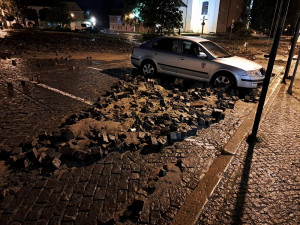 Centrem Týna nad Vltavou se prohnala velká voda. Foto: David Slepička