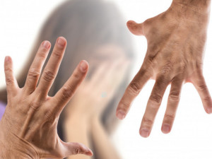 Téměř každý třetí člověk se setkal s domácím násilím. Pomoci s osvětou má iniciativa „Pod svícnem”