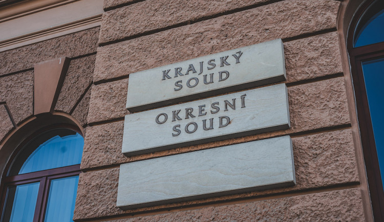 Advokát dostal pokutu za to, že fiktivní pohledávkou oddaloval konkurz, uvedly Hospodářské Noviny