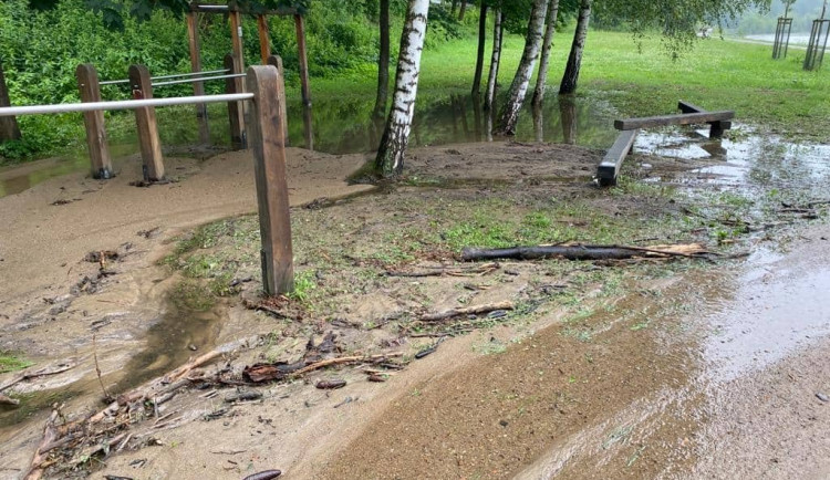 V Týně nad Vltavou opravují cesty po velké vodě. Strojovna plovárny je zničená