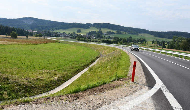 Obec Číměř má novou silnici, průjezd je bezpečnější