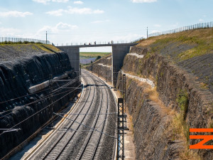 Cesta vlakem z Prahy na jih Čech je o kus kratší. Správa železnic otevřela nový železniční úsek