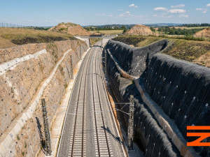 Cesta vlakem z Prahy na jih Čech je o kus kratší. Správa železnic otevřela nový železniční úsek